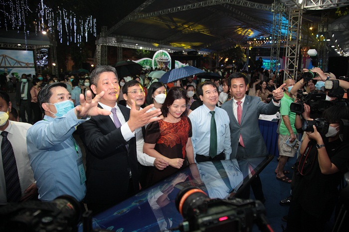  Leaders of Ha Noi city and delegates visited the tourist booth at the opening ceremony of Hanoi Tourism Festival 2022